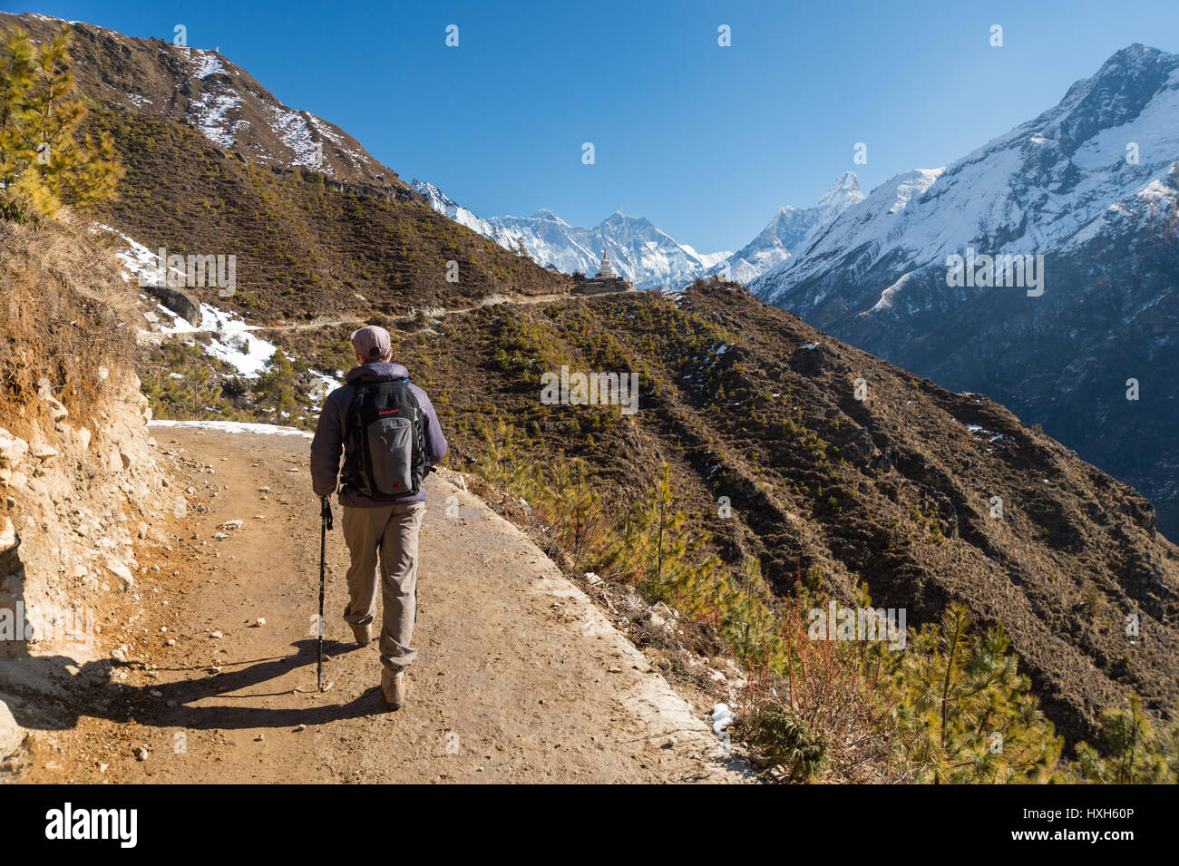 Trekker sur un sentier dans la région de l'himalaya, avec l'Everest et l'Ama Dablam se monte dans l'arrière-plan Banque D'Images
