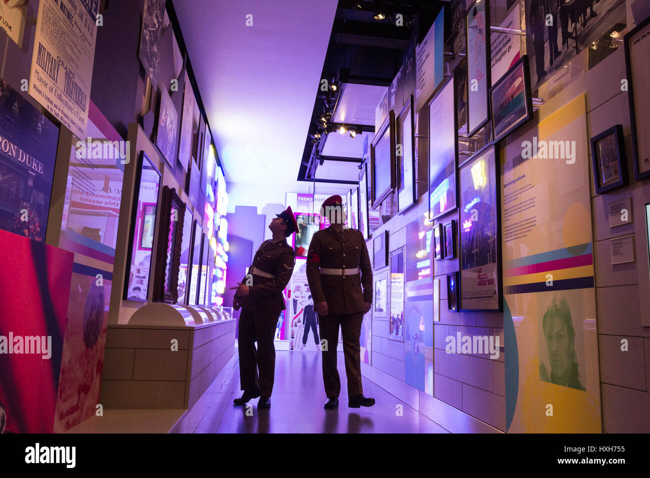 Londres, Royaume-Uni. 28 mars 2017. S'affiche dans la galerie. Le Musée de l'Armée nationale dévoile son plan de transformation, avec deux tiers des objets exposés pour la première fois. Le coût de développement de 23,75 millions de livres sterling, avec 11,5 millions de GBP de la loterie nationale. Dans les nouvelles galeries thématiques permanentes - soldat, Armée, Bataille, de la société et de l'Insight - plus de 2500 objets sont exposés. Le musée ouvre au public le jeudi 30 mars 2017. Banque D'Images