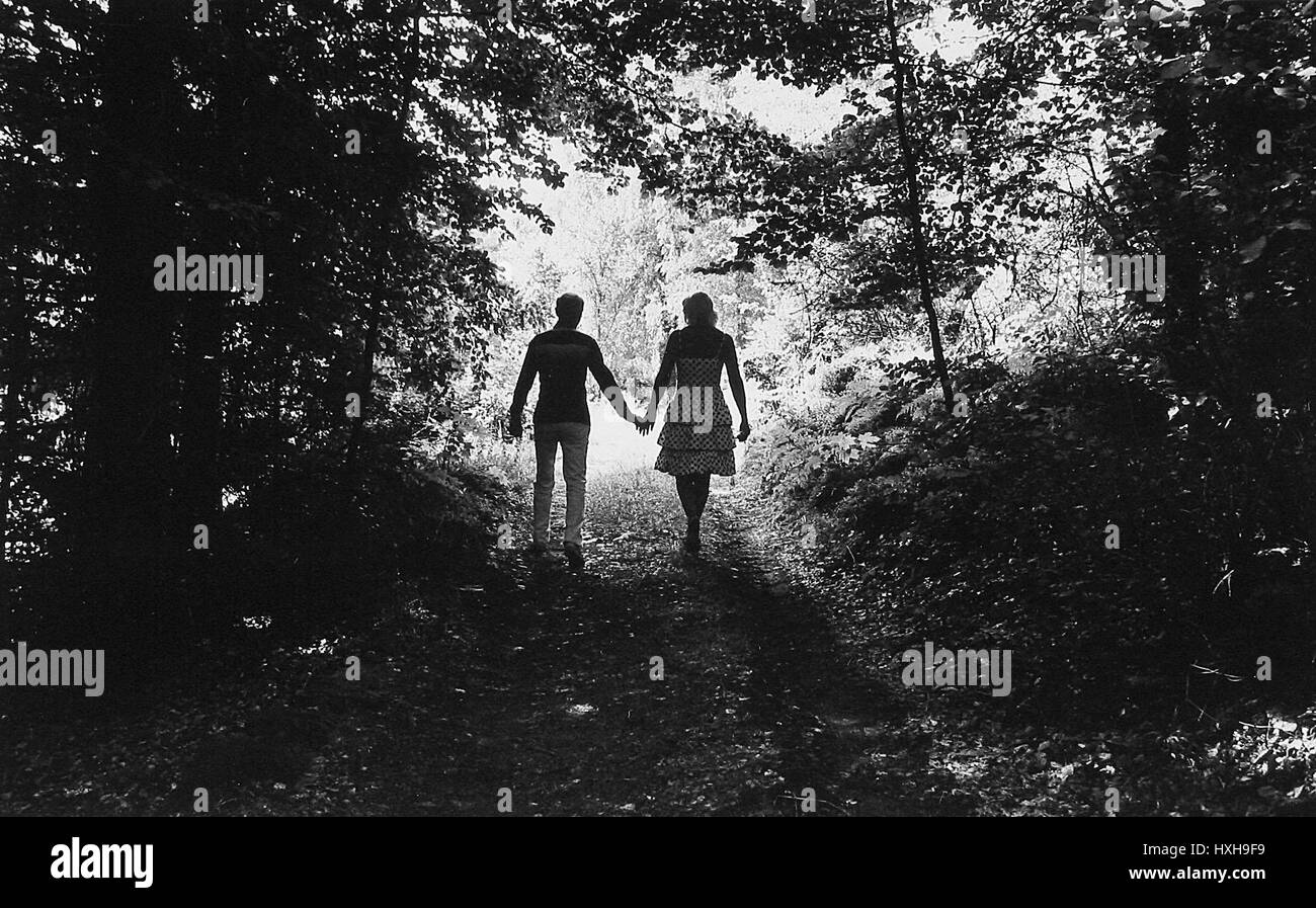 COUPLE WALKING IN WOODS NORTH YORKSHIRE ANGLETERRE 01 Janvier 1970 Banque D'Images