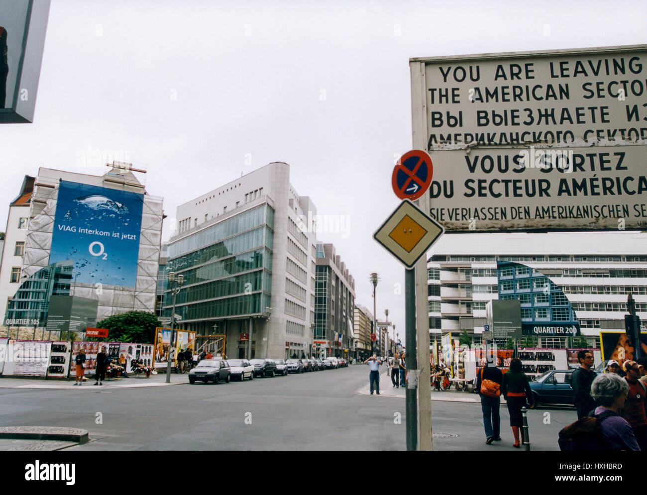 Nouveaux bâtiments de Berlin où il y avait de guet et un mur à Chekpoint Charlie Banque D'Images