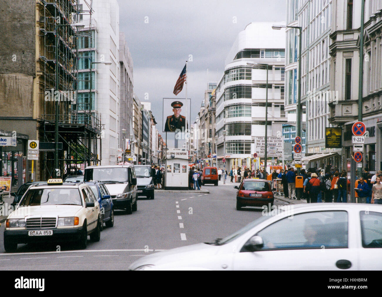 Nouveaux bâtiments de Berlin où il y avait de guet et un mur à Chekpoint Charlie Banque D'Images