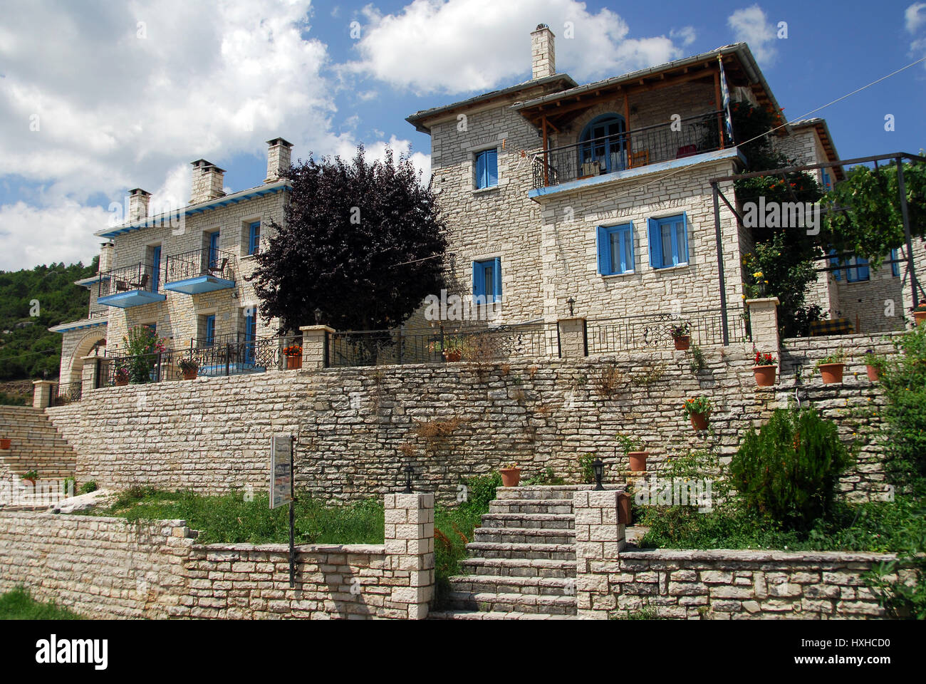 Village de Monodentri et point de vue d'Oxia du canyon de Vicos, villages de Zagoria, région d'Epirus, Grèce Banque D'Images