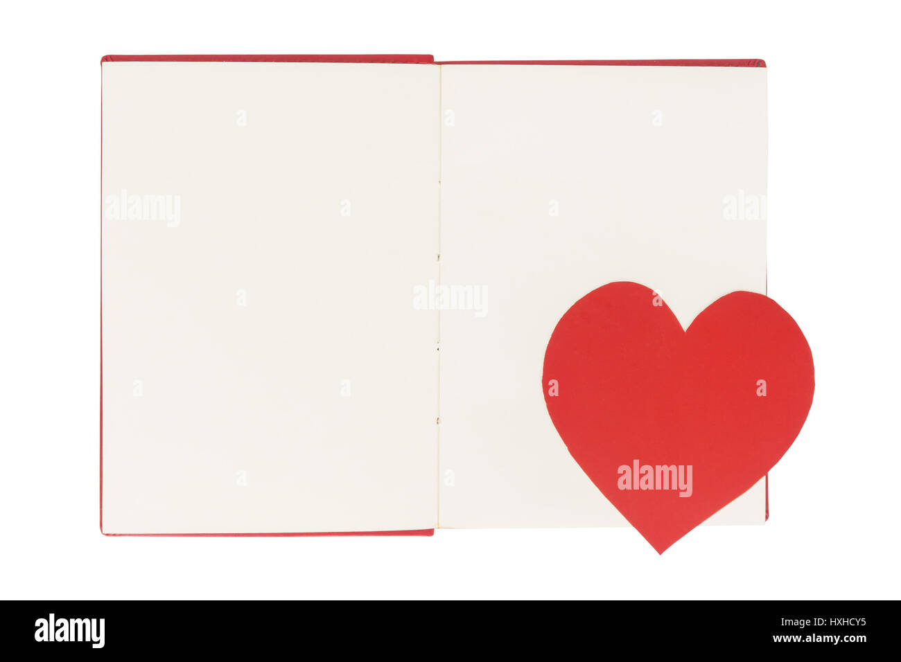 Coeur de papier vierge sur signet livre ouvert isolé sur fond blanc Banque D'Images