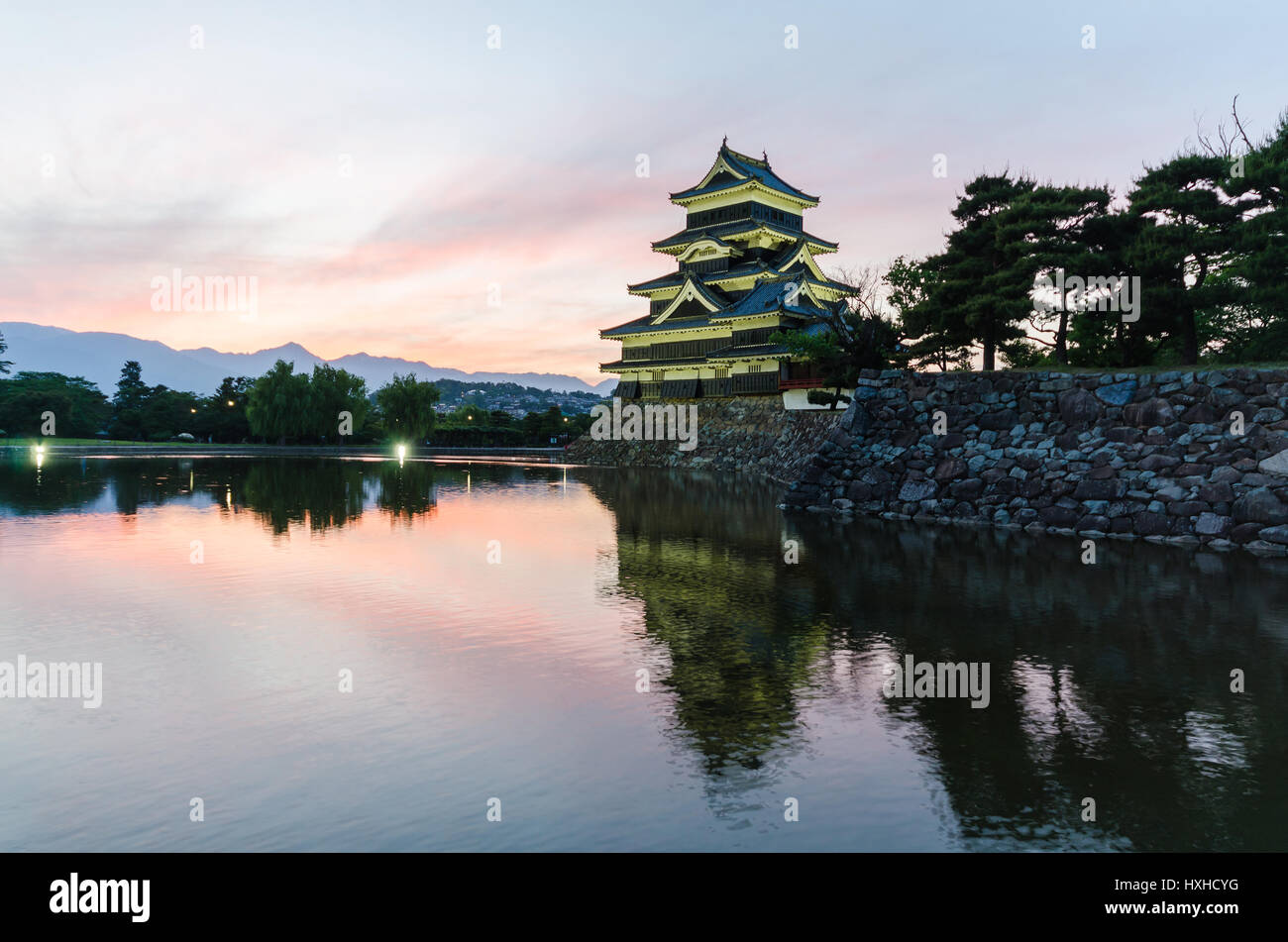 Château de Matsumoto et reflètent ciel coucher de soleil sur l'eau à Nagano, Japon Banque D'Images