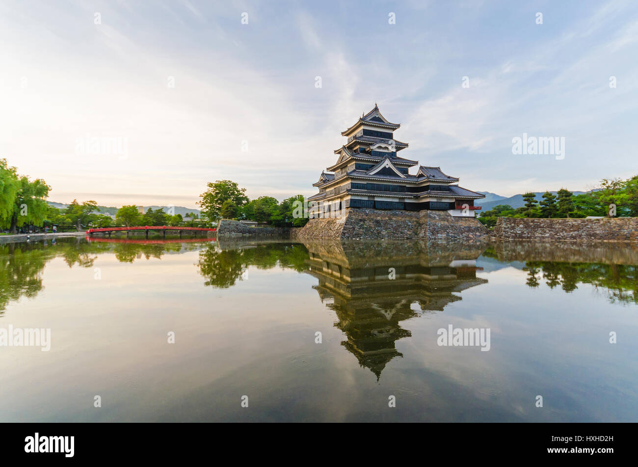 Château de Matsumoto refléter sur l'eau en soirée à Nagano au Japon Banque D'Images