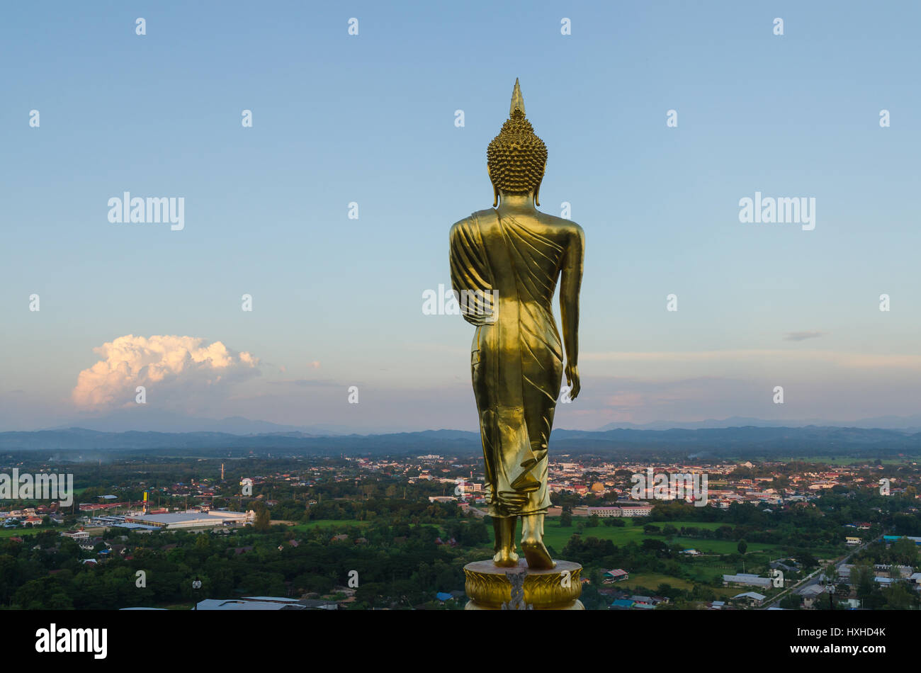Big Buddha au Wat Phra That khao noi temple et la ville dans la province de nan en Thaïlande Banque D'Images