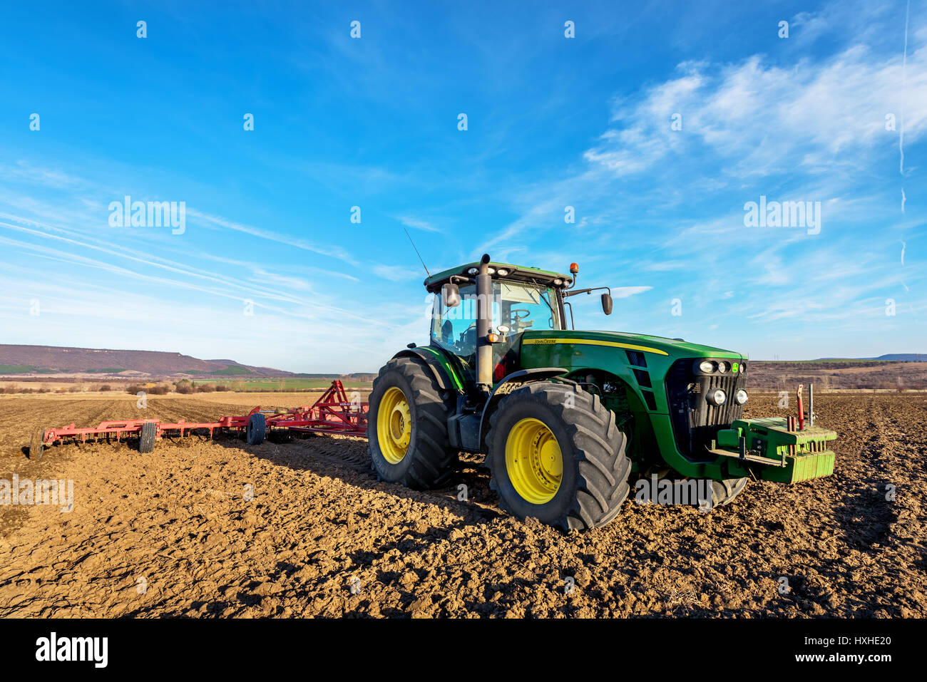 Varna, Bulgarie - 5 mars 2017 un champ de labour avec tracteur John Deere. John Deere a été fabriqué en 1995-1999 et il a JD 7,6 litres ou 8,1 L 6 cyl d Banque D'Images