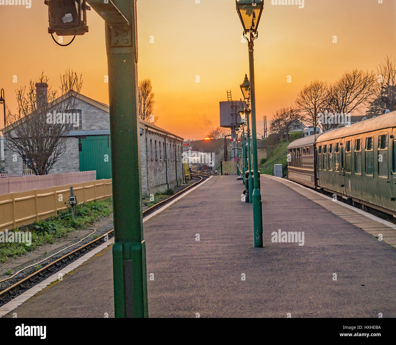 La vieille porte sur une plate-forme de swanage, dorset,orange dans une incandescence du soir Banque D'Images