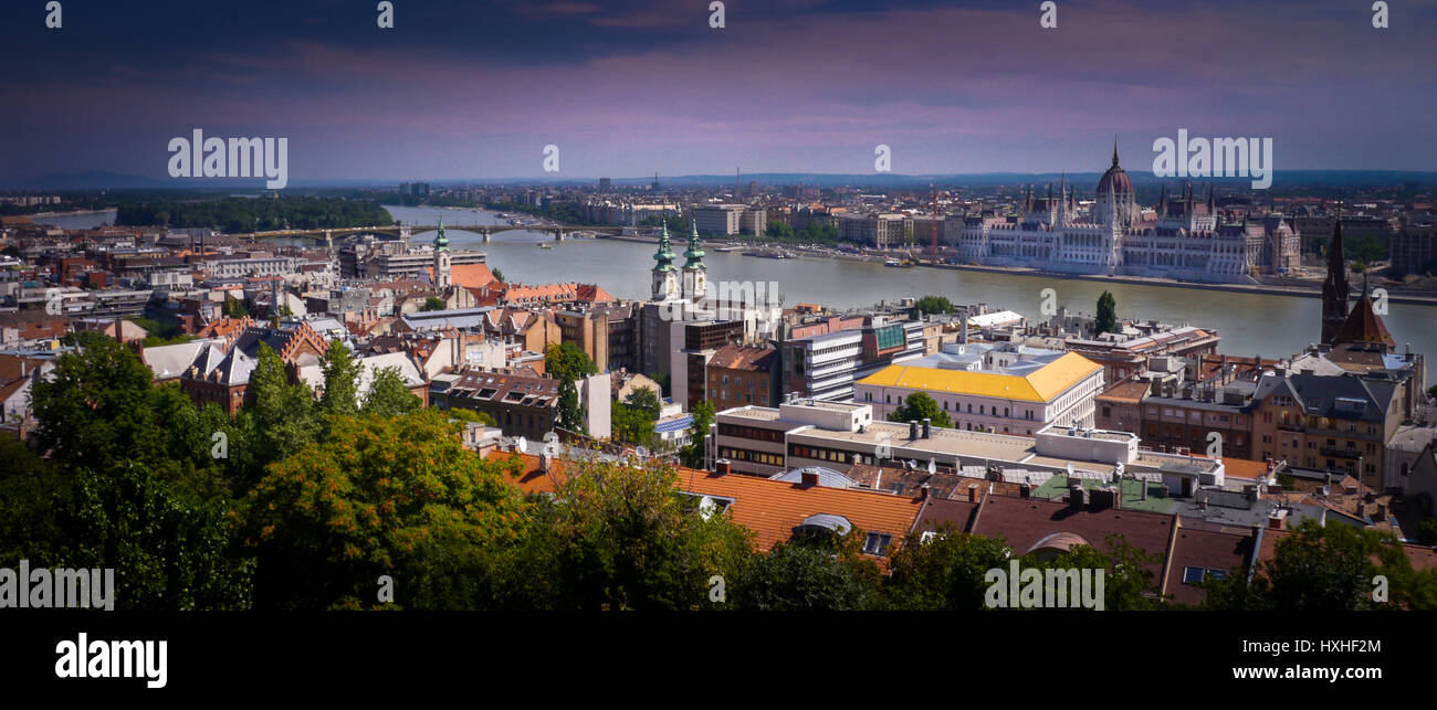 Vue sur le Danube depuis Pest à Buda. Banque D'Images