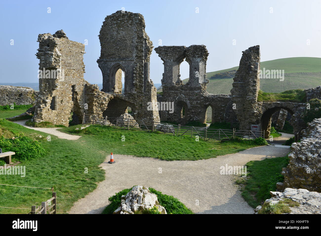 Les ruines de château de Corfe sur un matin de printemps en mars Banque D'Images