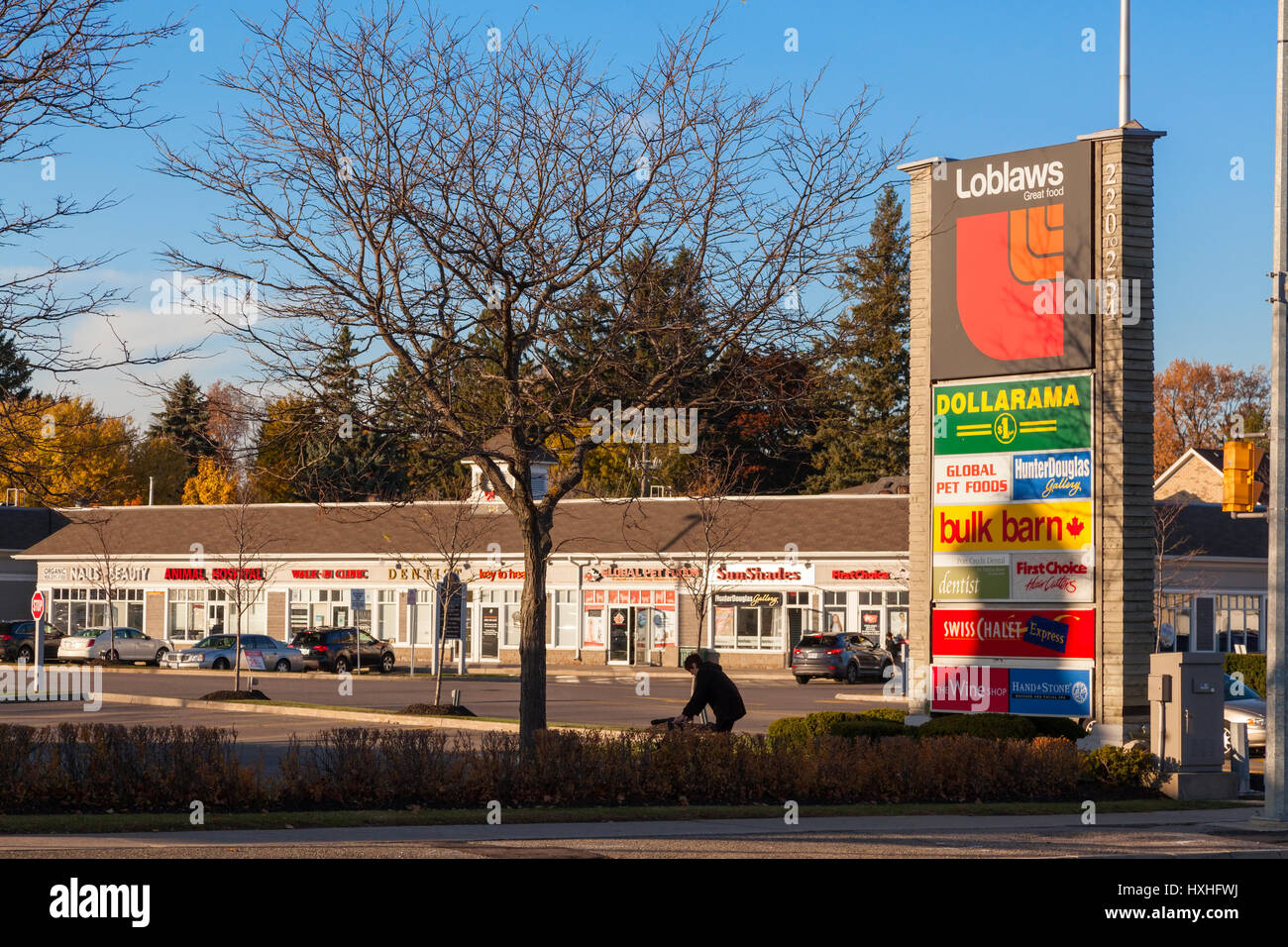 Un signe en face de l'atterrissage de crédit Shopping Plaza à Port Credit, Mississauga, Ontario, Canada. Banque D'Images