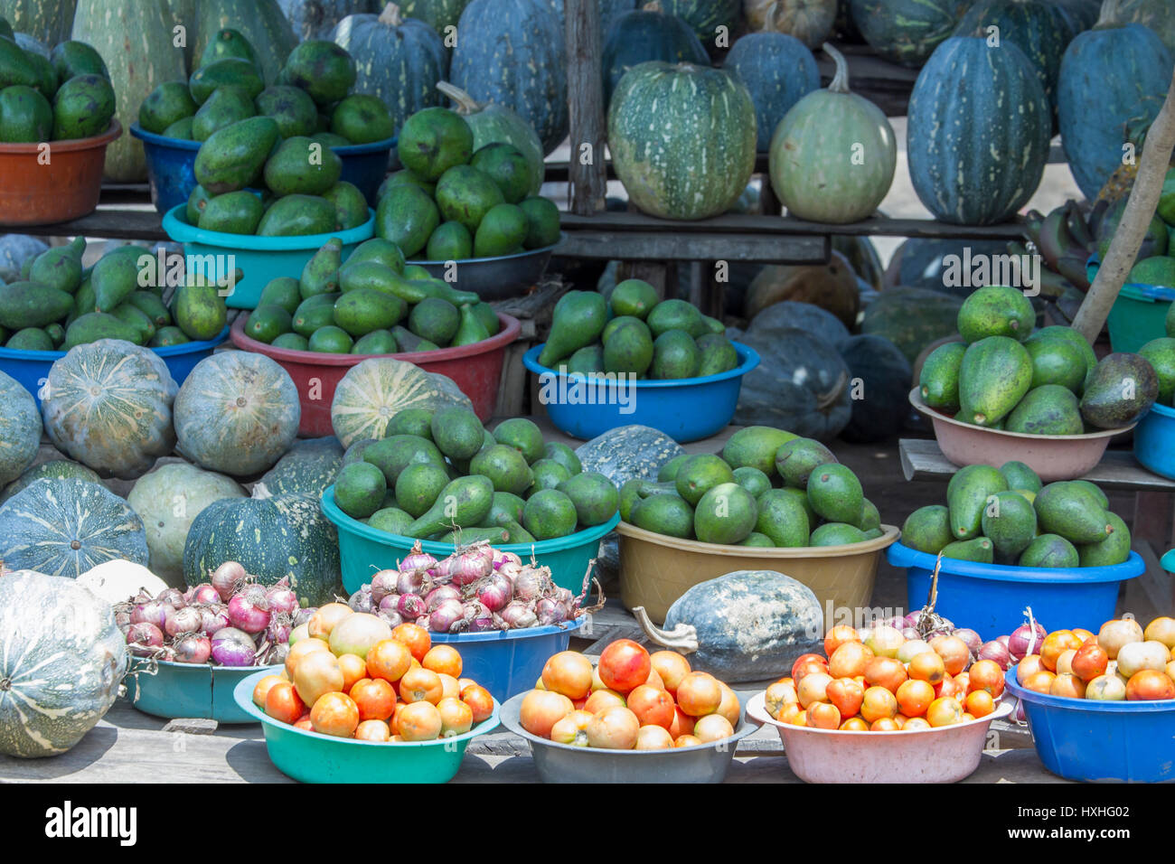 Les fruits et légumes frais sur l'affichage à produire en bordure de se tenir en Ouganda, l'Afrique. Banque D'Images