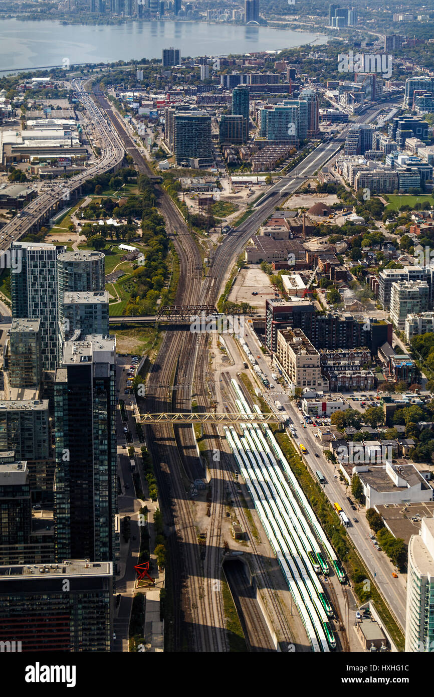 Le CP et le CN des lignes de chemin de fer rayonnant à partir de la gare Union, Toronto, Ontario, Canada. Banque D'Images
