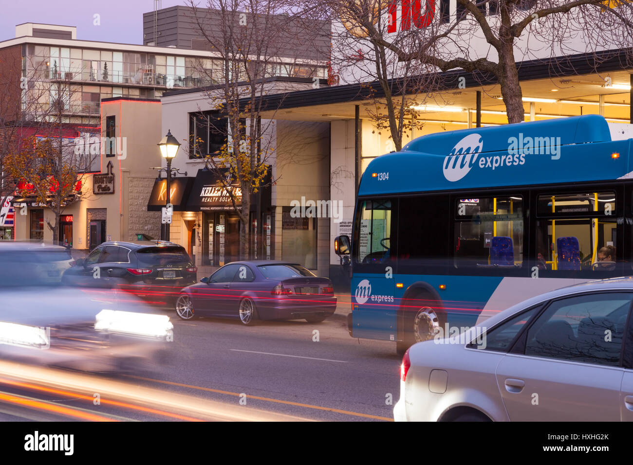 Un bus express MiWay arrêté dans la circulation au centre-ville de Port Credit, Mississauga, Ontario, Canada. Banque D'Images