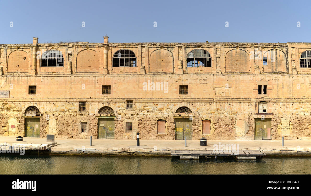 L'entrepôt à l'abandon, Dockyard Creek, Sliema, La Valette, Malte Banque D'Images