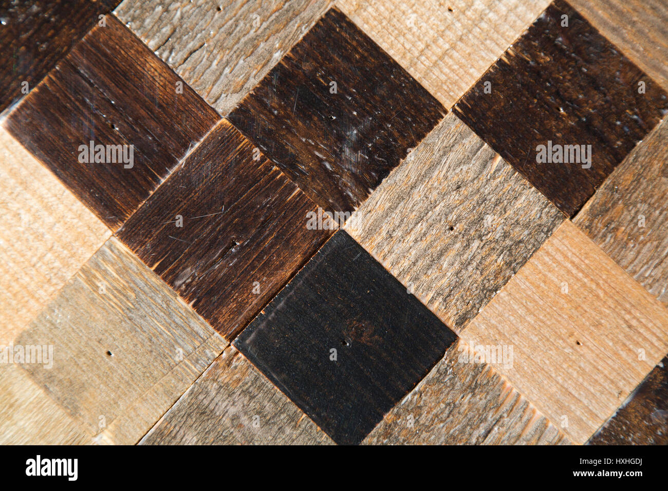 Détail d'une table à Eindhoven, aux Pays-Bas. Bois recyclé est utilisé pour former la table. Banque D'Images