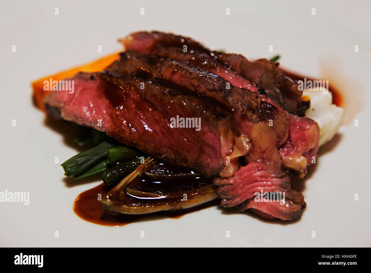 La viande bovine servie au restaurant noble Radio à Eindhoven, aux Pays-Bas. La salle à manger se trouve dans une ancienne usine Philips dans le centre Strijp-S Banque D'Images
