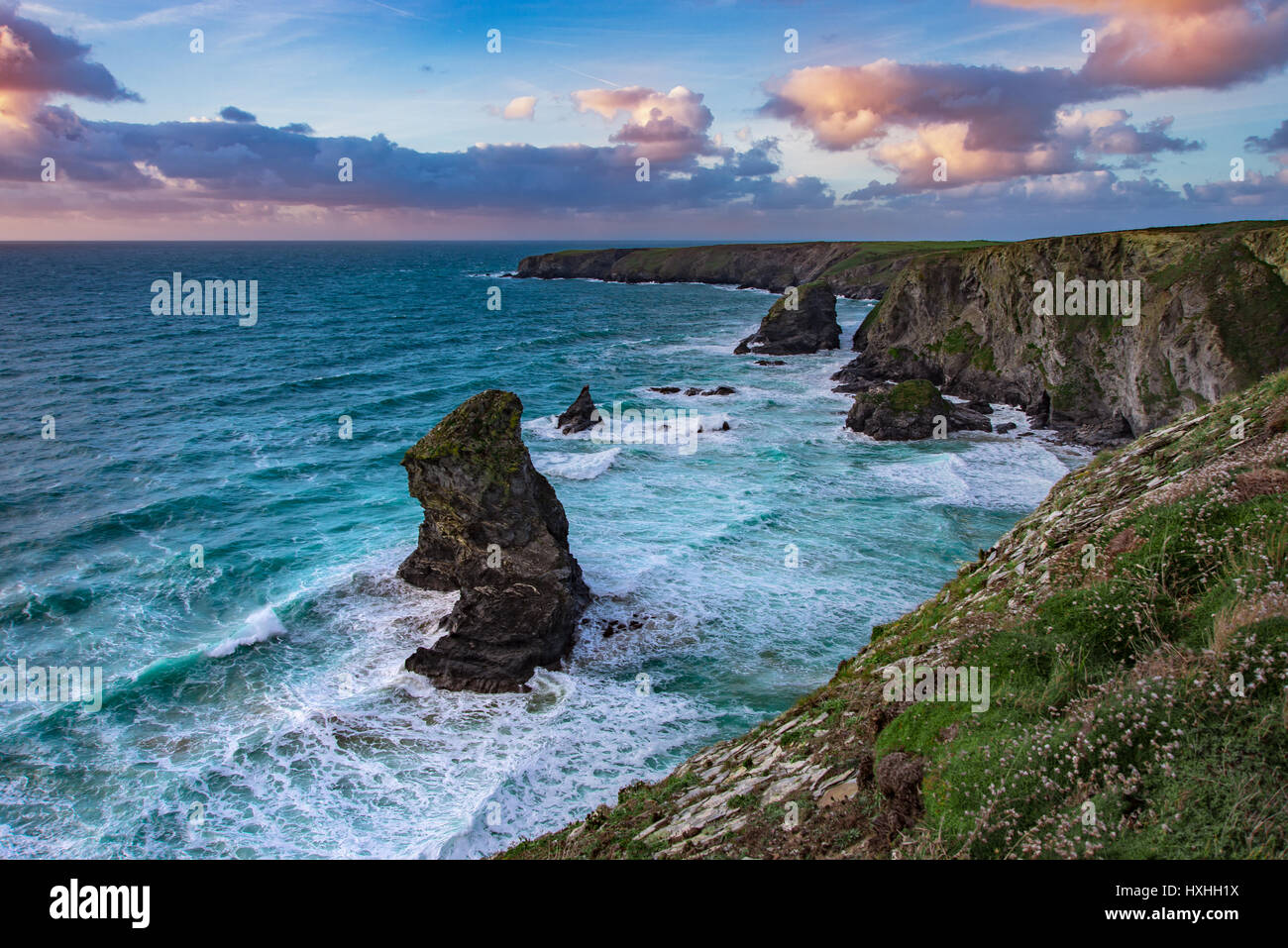 Bedruthan steps et rugueux mer Cornish Banque D'Images