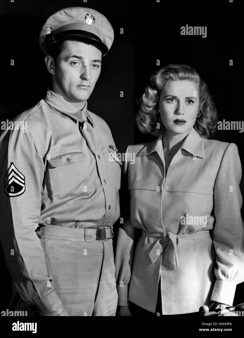 ROBERT MITCHUM, JACQUELINE WHITE, Crossfire, 1947 Banque D'Images