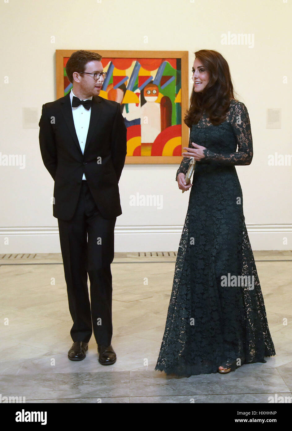 La duchesse de Cambridge avec Nicholas Cullinan, directeur de galerie, à la National Portrait Gallery de Londres pour le Portrait 2017 Gala. Banque D'Images
