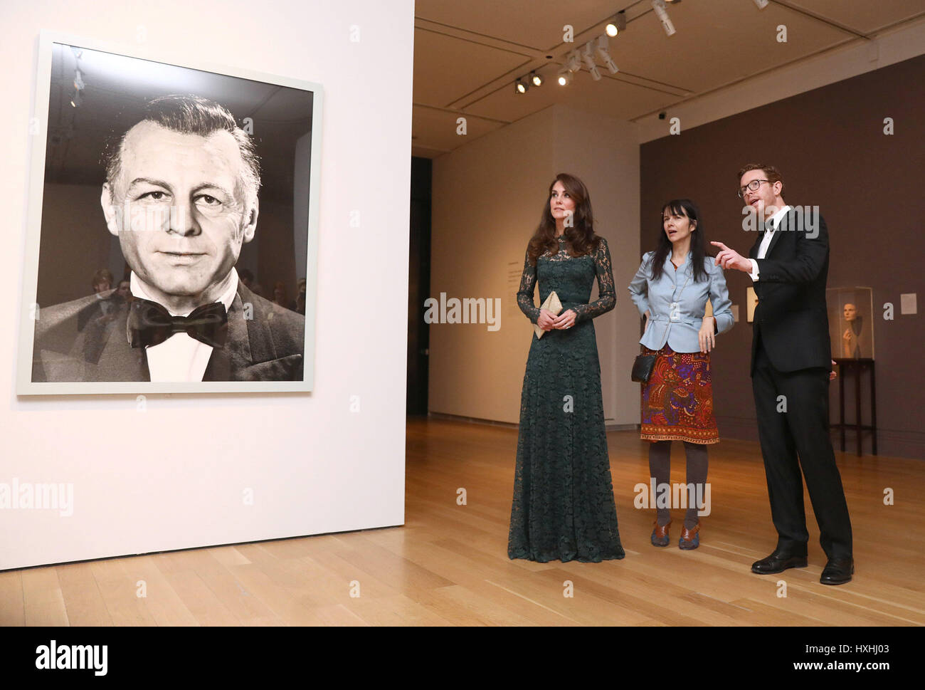 La duchesse de Cambridge parle avec l'artiste Gillian Wearing et directeur de galerie Nicholas Cullinan, à la National Portrait Gallery de Londres pour le Portrait 2017 Gala. Banque D'Images