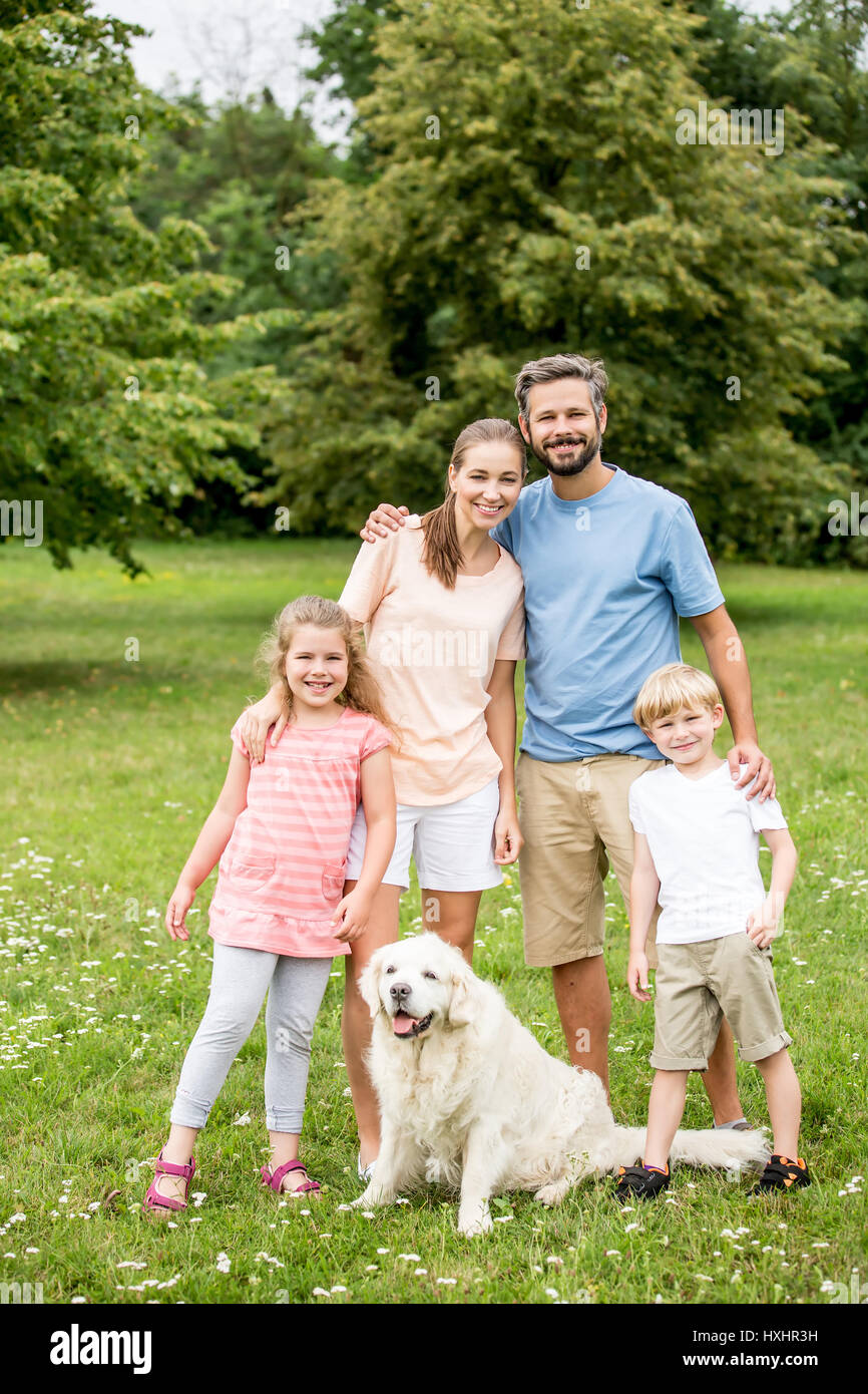 Portrait de la famille heureuse et ensemble au jardin en été Banque D'Images