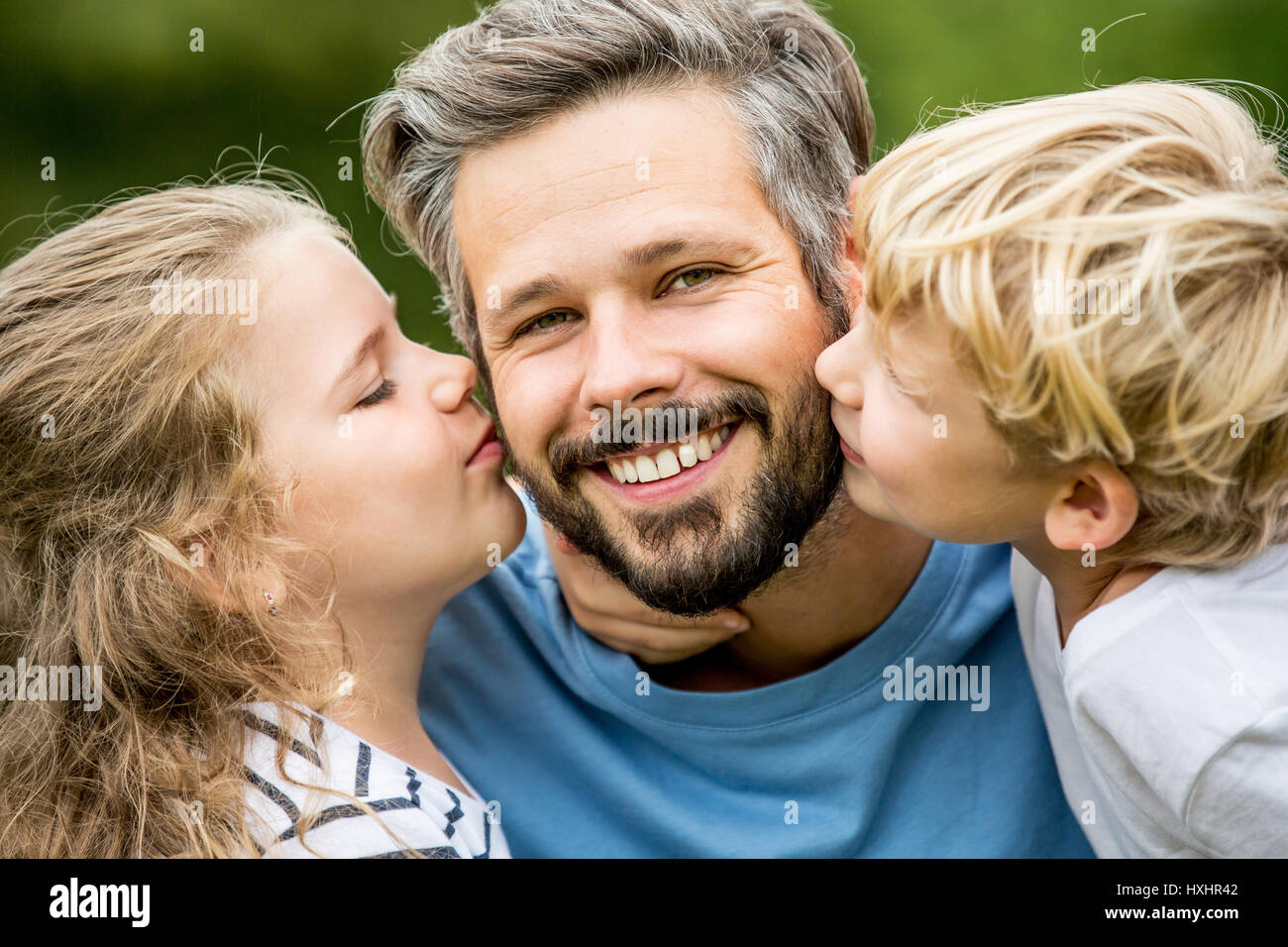 Enfants baisers père avec amour comme une famille heureuse Banque D'Images