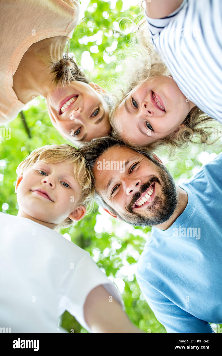 Famille avec enfants heureux ensemble jouer au parc Banque D'Images