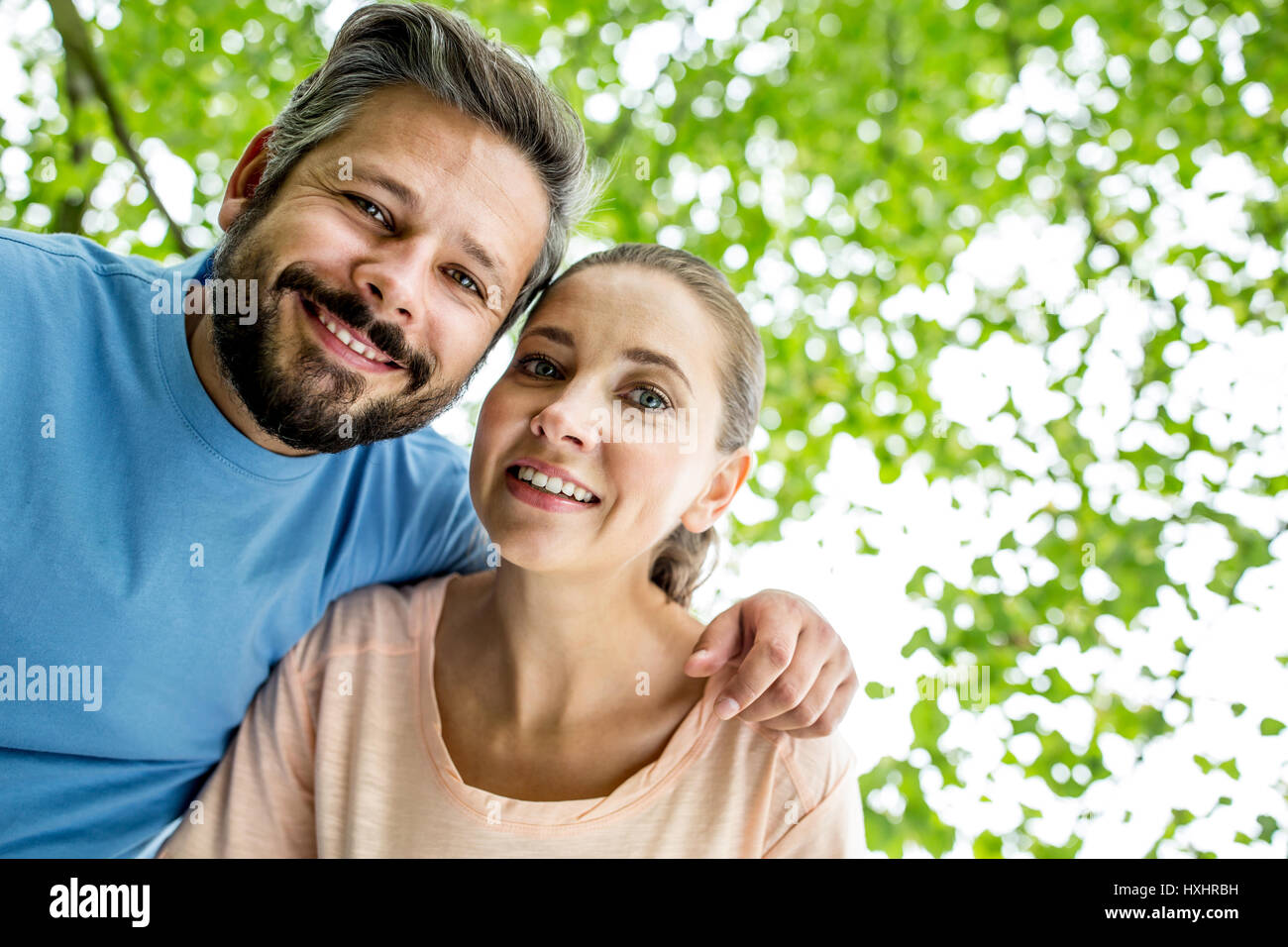 Jeune couple dans l'amour en été heureux ensemble dans la nature Banque D'Images