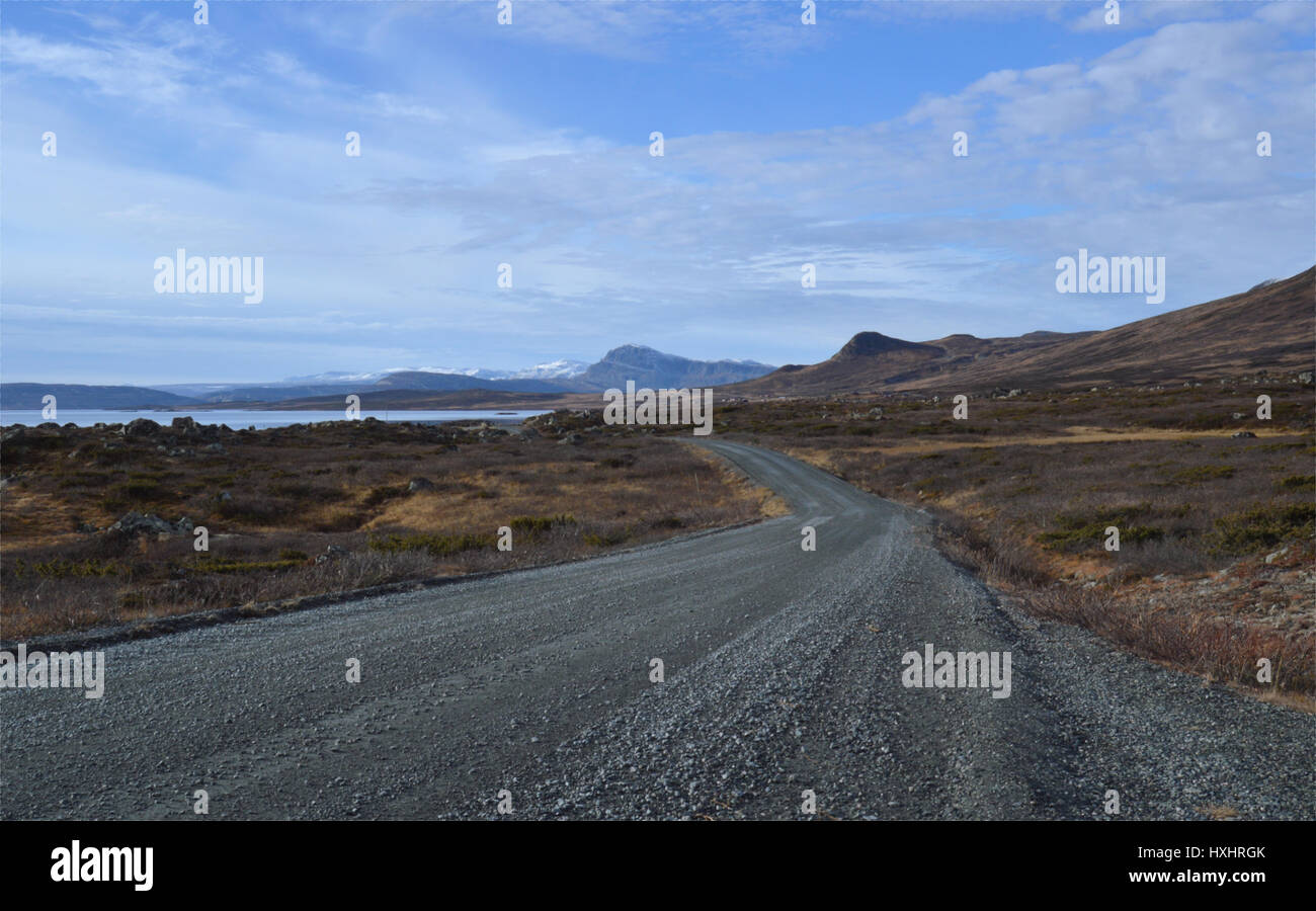 Paysage avec une route de gravier en courant vers les montagnes dans le lointain. À partir de la Norvège, de Jotunheimen. Banque D'Images