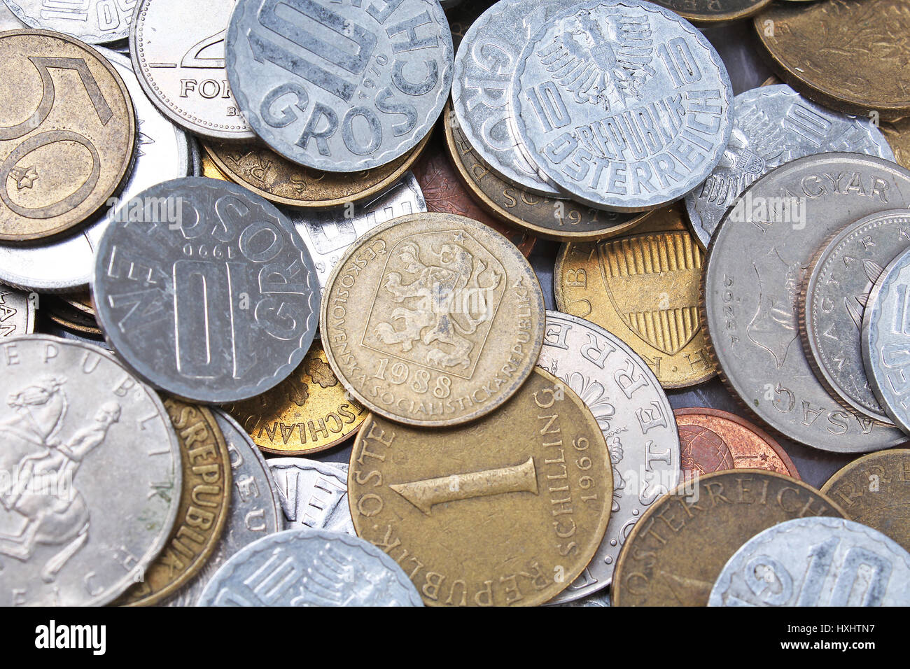 Pièces non valide à partir de la vieille Europe. Pièces histoire texture pattern argent coins arrière-plan. Schilling de remplissage Forint Mark Pfennig Groschen Banque D'Images