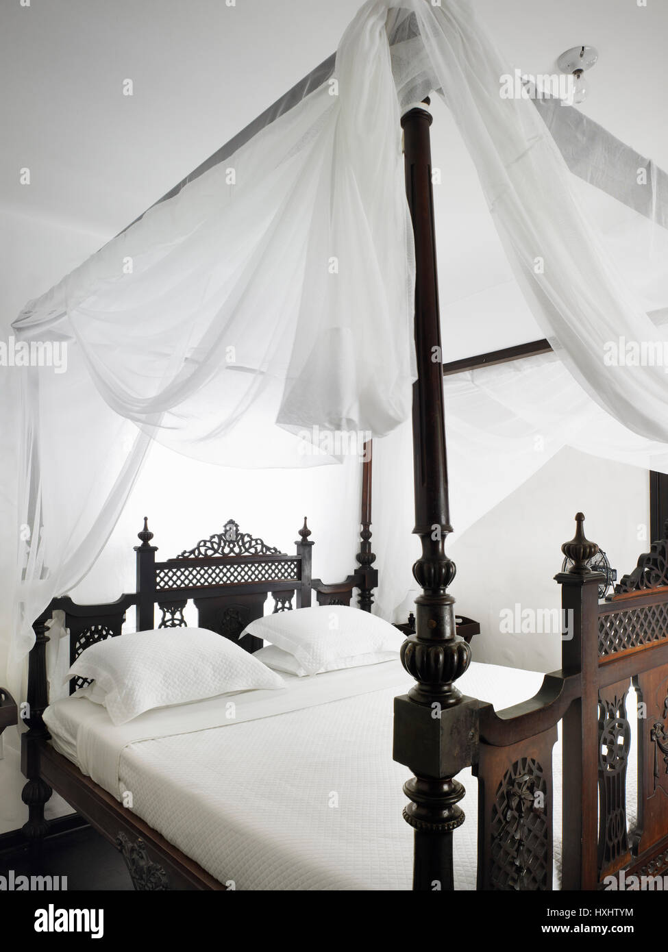 Chambre à coucher, lit avec moustiquaire. Cape Dutch House, Coral Gables, États-Unis. Architecte : Cúre & Penabad, 2009. Banque D'Images