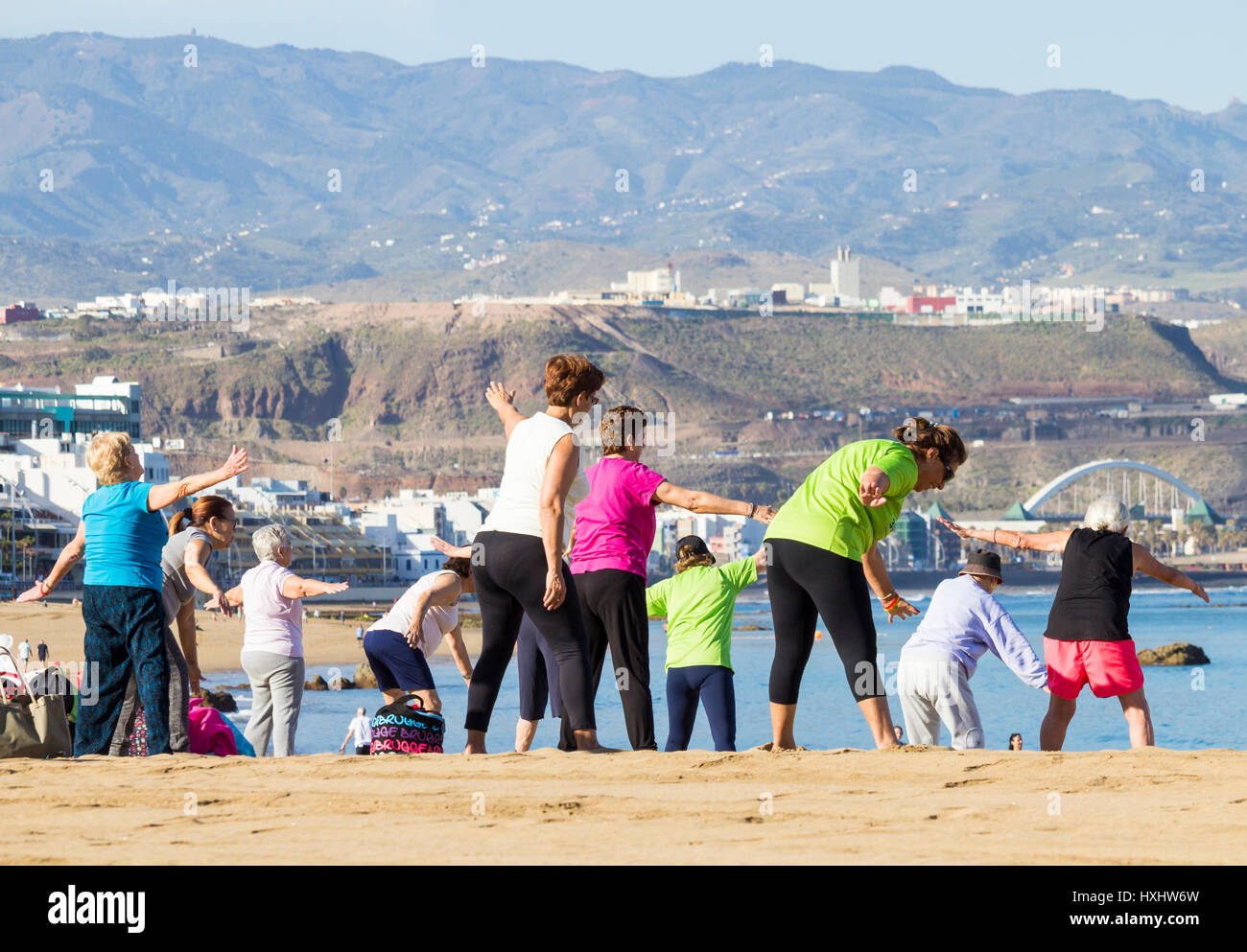 Les retraités de se tenir en forme classe sur beach en Espagne Banque D'Images