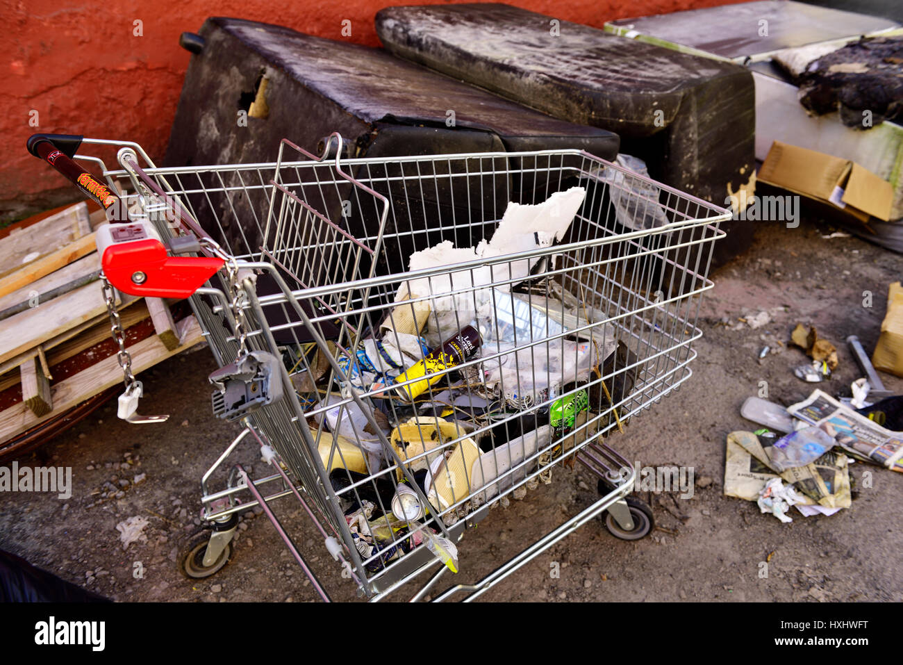 Fly tipped ordures dans city Banque D'Images