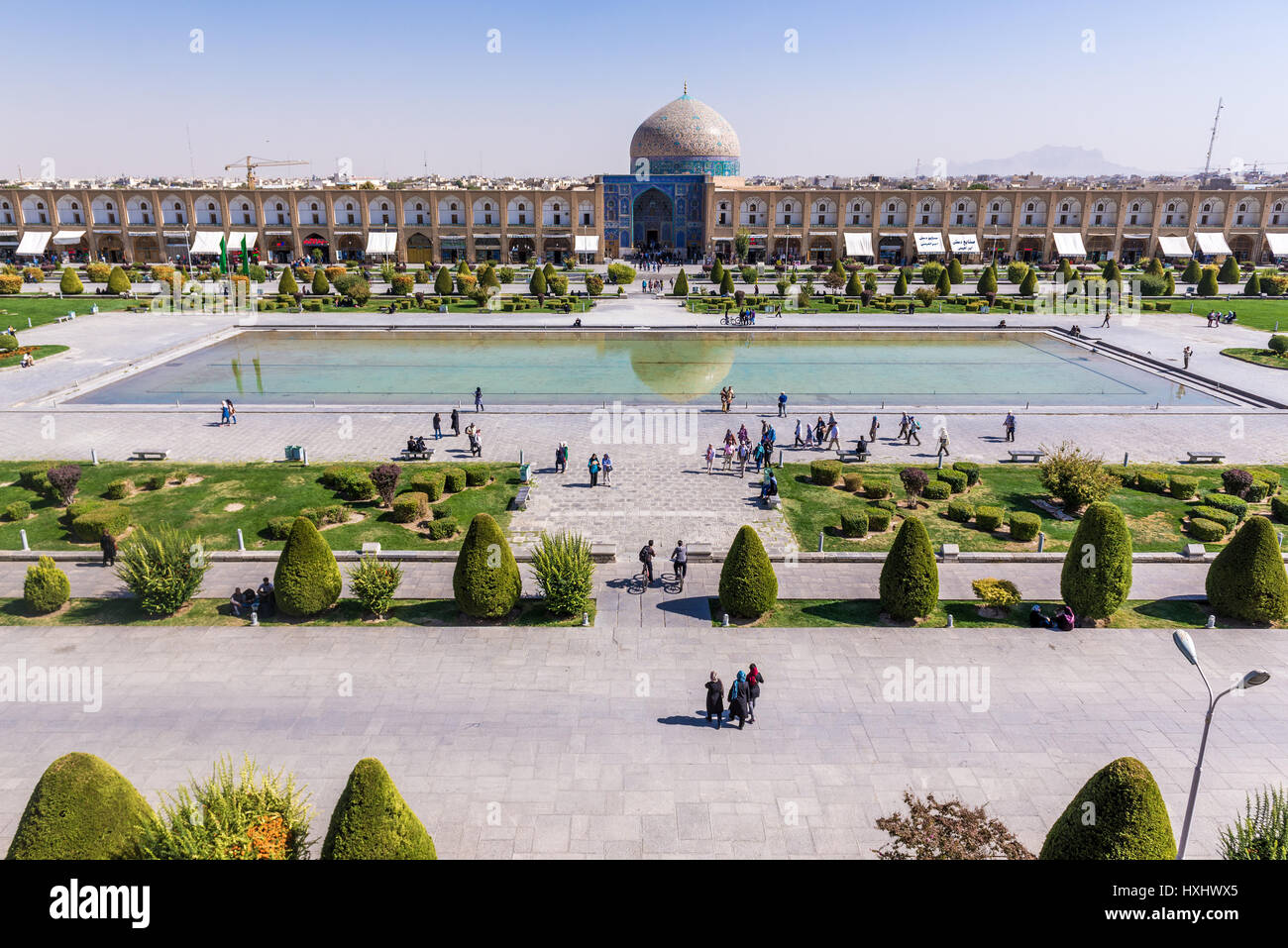 Naqsh-e Jahan Square (Place Imam, formlerly Shah Square) au centre d'Isfahan en Iran. Avec vue sur la Mosquée de Sheikh Lotfollah Banque D'Images