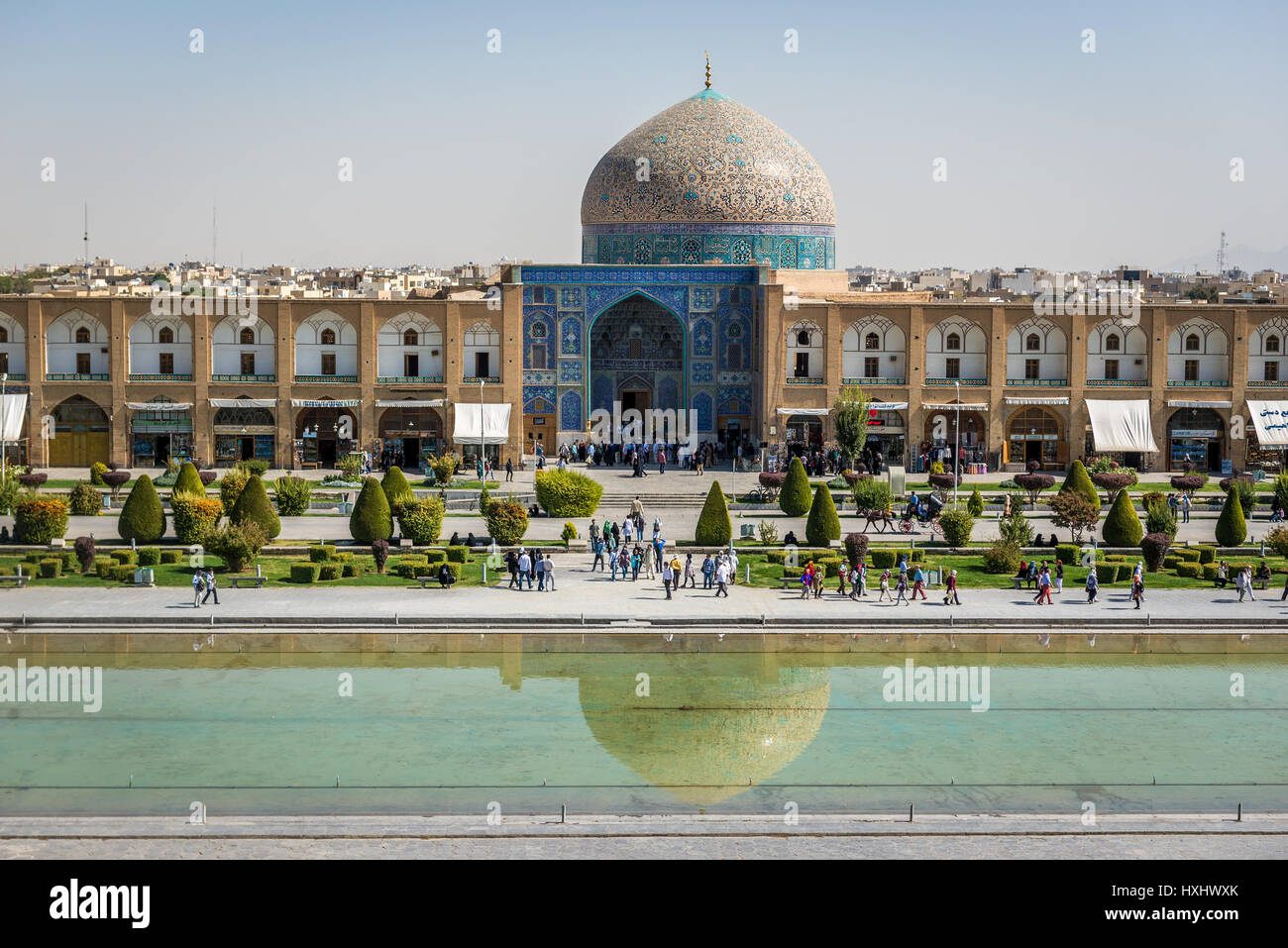Piscine de Naqsh-e Jahan Square (Place Imam, formlerly Shah Square) au centre d'Isfahan en Iran. Avec vue sur la Mosquée de Sheikh Lotfollah Banque D'Images
