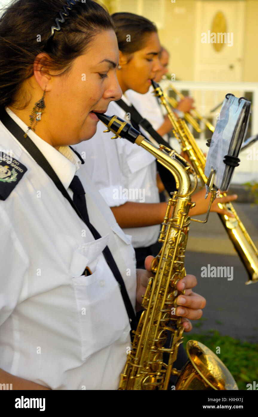 Femme de marching brass band à jouer du saxophone à procession religieuse en octobre, Maia, Sao Miguel, Açores, Banque D'Images