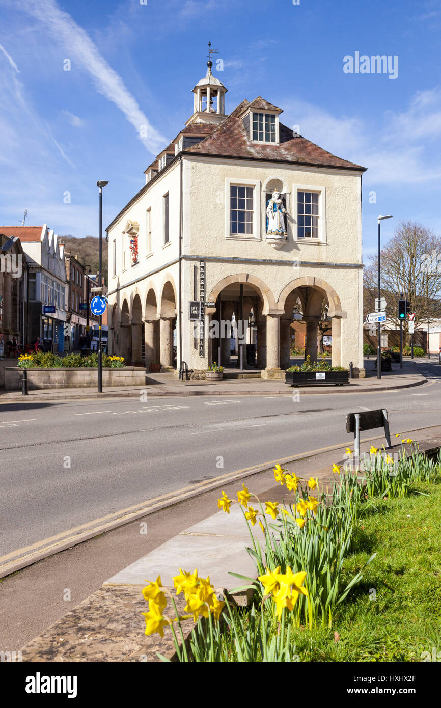 Le Market House, construit en 1738 avec une statue de la Reine Anne, dans la ville de marché de Cotswold Dursley, Gloucestershire UK Banque D'Images