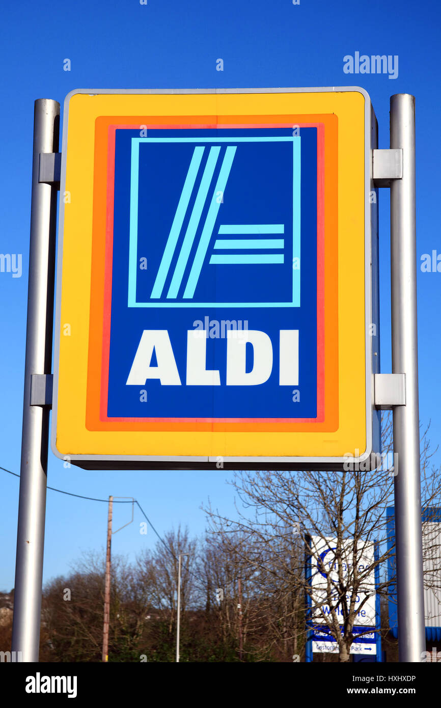 Carmarthen, pays de Galles, UK - 2 janvier 2017 : Aldi publicité logo affiche à l'extérieur de ses magasins de détail supermarché dans le centre-ville Banque D'Images
