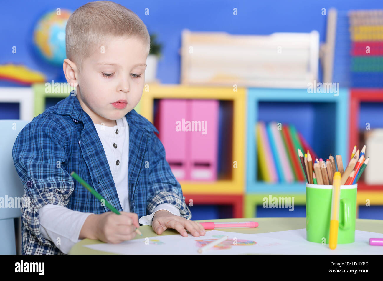 Garçon à la table de dessin Banque D'Images