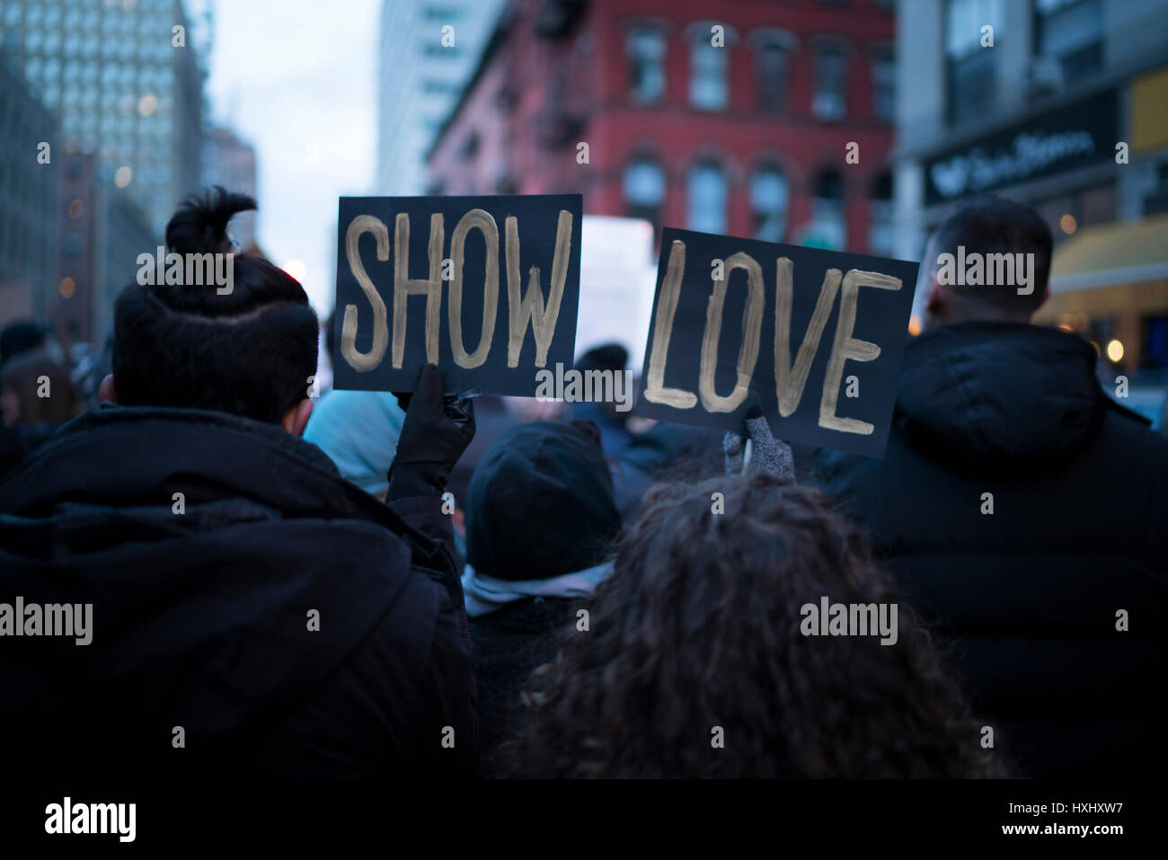 Les manifestants portent un 'Love' inscrivez-vous au cours d'un mars à la Cour Suprême de New York pour exprimer leur opposition au président musulman du Trump interdiction. Banque D'Images