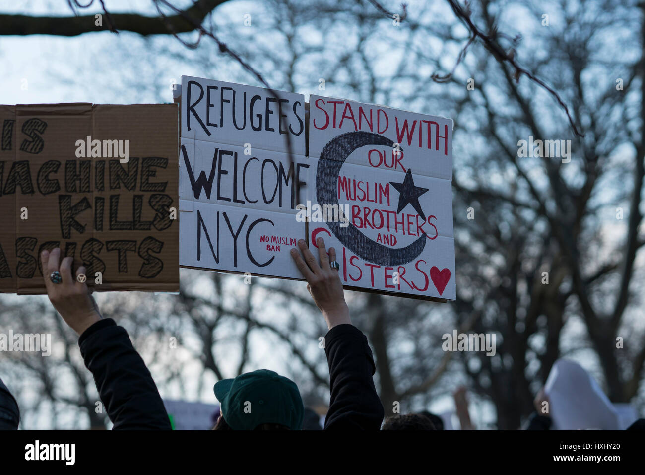 Manifestant socialiste est titulaire d'un "Bienvenue" réfugiés pendant un rassemblement à Battery Park contre le président musulman du Trump interdiction de voyager. Banque D'Images