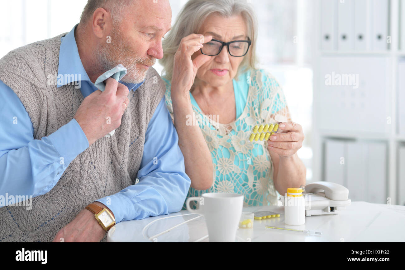 Couple de personnes âgées avec des comprimés Banque D'Images