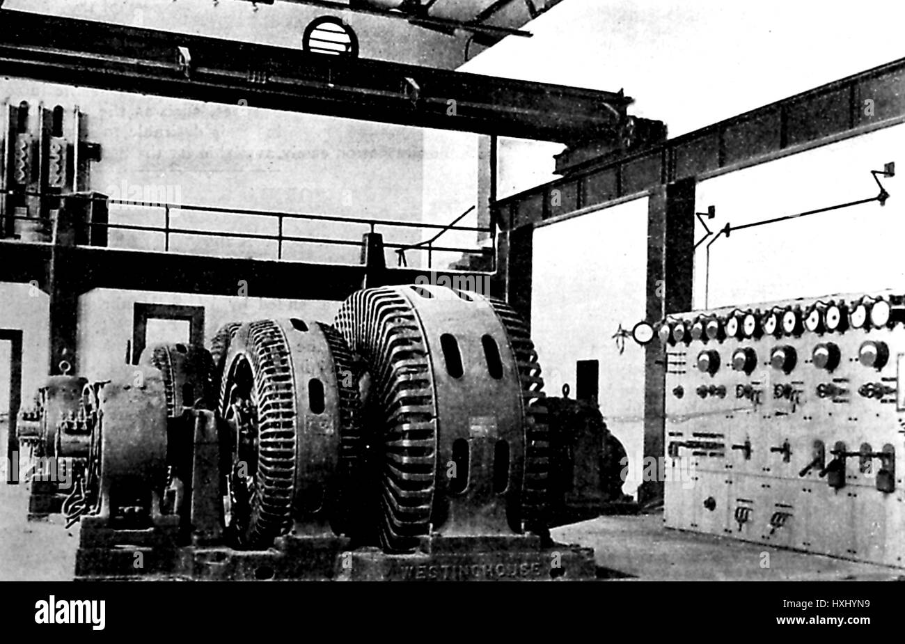Photo de l'intérieur d'un poste électrique, montrant l'équipement Westinghouse avec cadrans et affiche, 1899. Banque D'Images