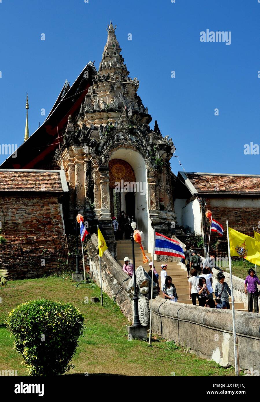Lampang, Thaïlande - 28 décembre 2012 : porte d'entrée avec des éléments de conception hindoue mène dans la paroi Wat Phra That Lampang Luan Banque D'Images