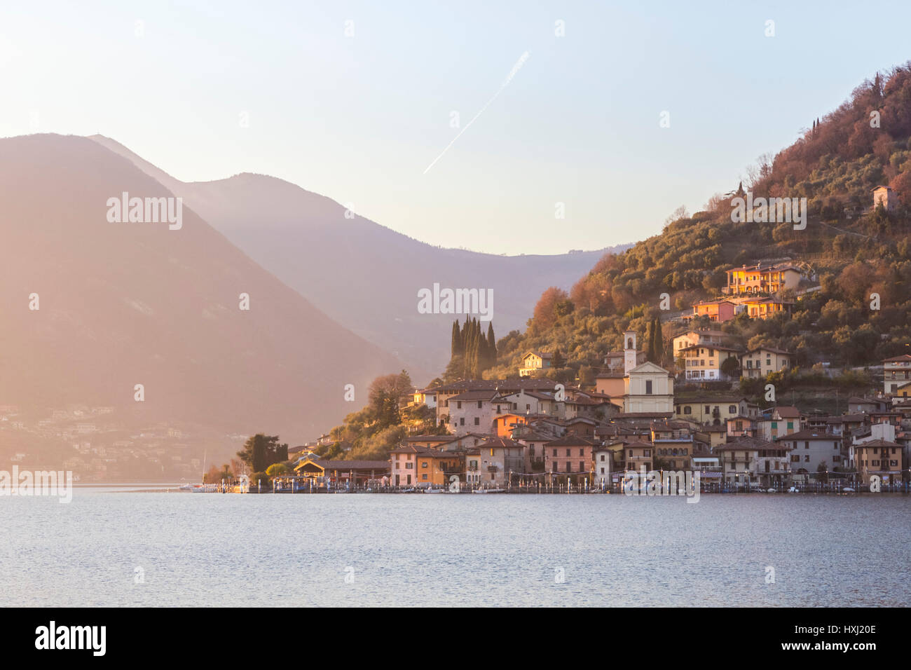 La ville de Peschiera Maraglio lors d'un coucher de soleil d'hiver, Province de Brescia, le lac d'Iseo, Lombardie, Italie. Banque D'Images