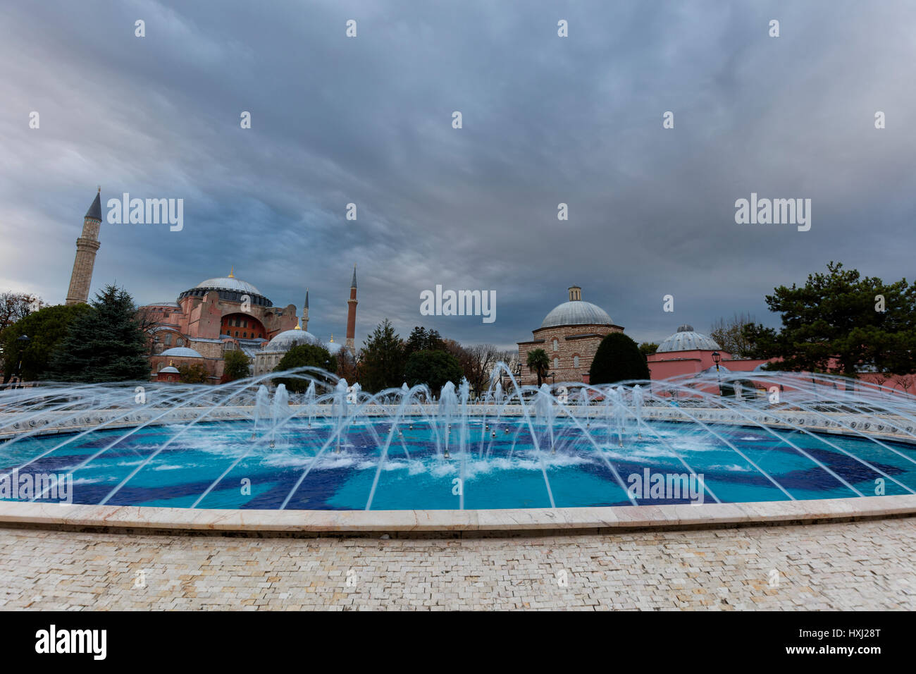 Sainte-sophie au lever du soleil avec une fontaine à l'avant-plan pulvériser de l'eau Banque D'Images