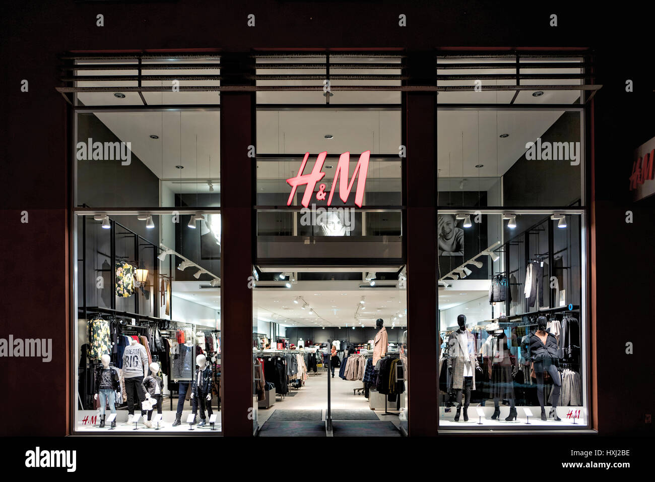 Entrée d'un H&M en direction de l'obscurité. H&M est une multinationale  suédoise l'habillement - entreprise de vente au détail et le deuxième plus  grand détaillant de vêtements Photo Stock - Alamy