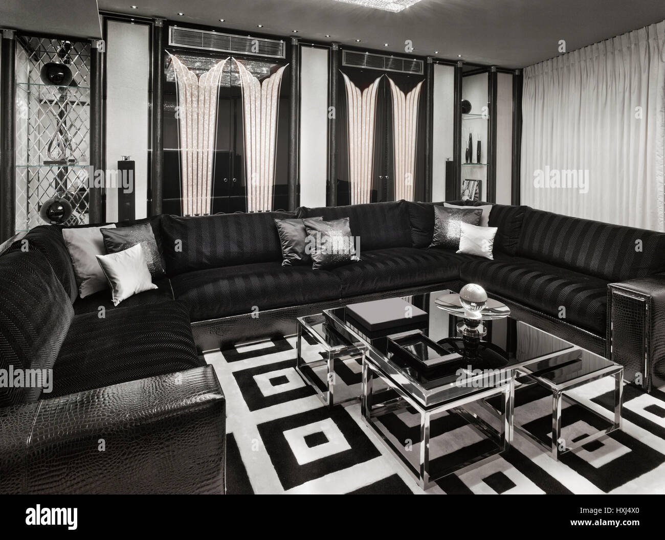 Salon noir et blanc dans un appartement de luxe à Londres Banque D'Images