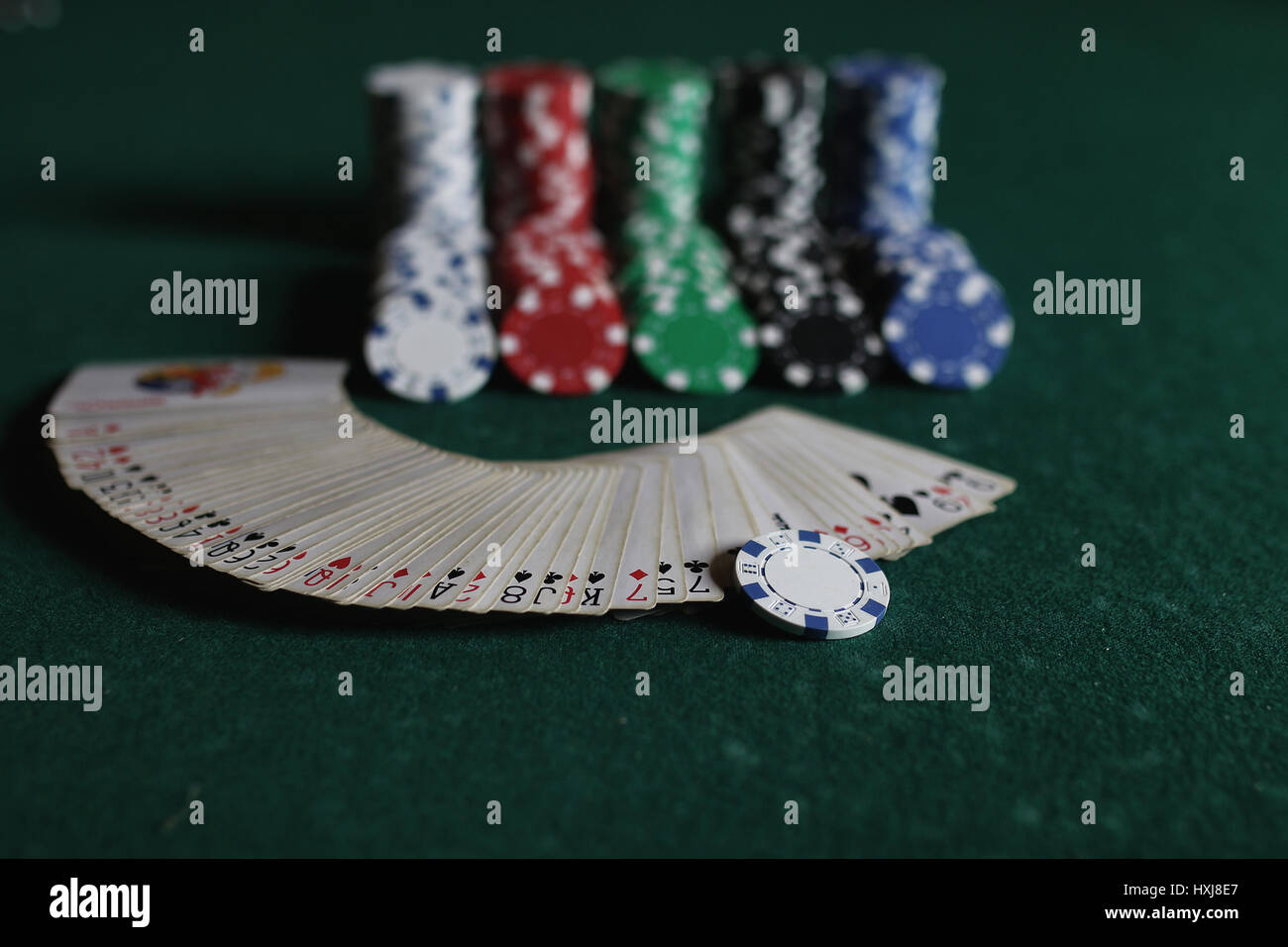 Des jetons de poker et de cartes sur la toile Banque D'Images